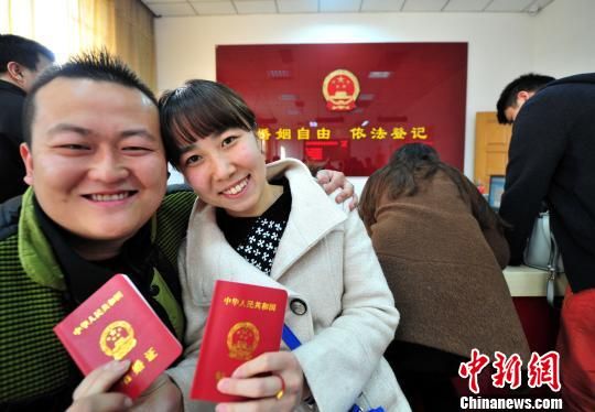 图为选择“11月11日”领取结婚证的情侣。 翟羽佳 摄
