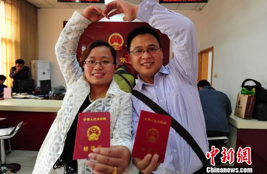 图为选择“11月11日”领取结婚证的情侣。 翟羽佳 摄