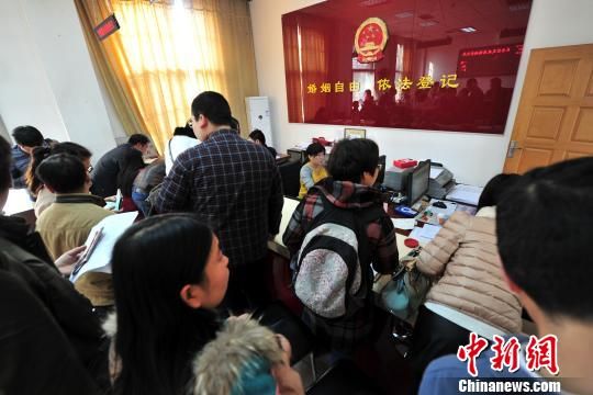 图为民政局婚姻登记处的大厅挤满前来领证的情侣。 翟羽佳 摄