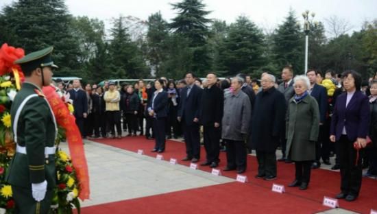 众多开国元勋后代向刘少奇铜像敬献花篮