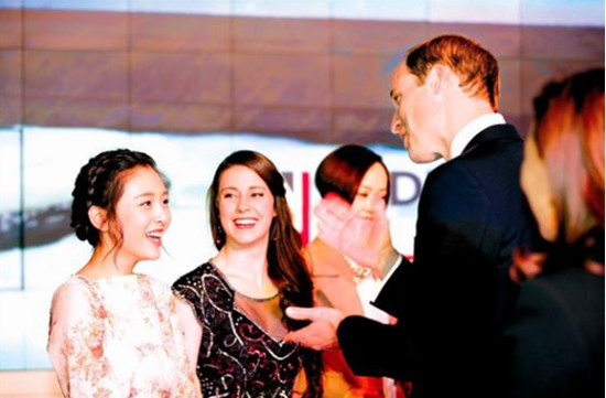 吴倩与威廉王子攀谈