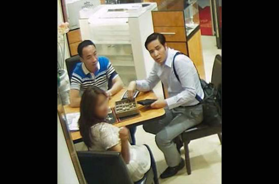 孟某及其同伙作案时的监控录像截屏。(图片来源:国际刑警组织网站)