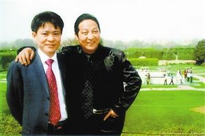 图为王林(图右)昔日和“闭门弟子”邹勇(图左)的合影。(图片来自网络)