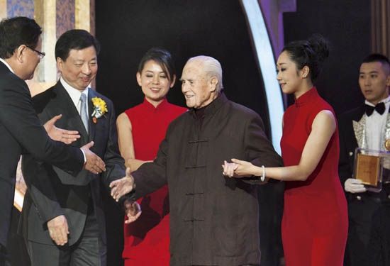 2011年4月2日,沙博理参加在北京举行的“世界因你而美丽——2010~2011影响世界华人盛典”,并获颁“影响世界华人终身成就奖”
