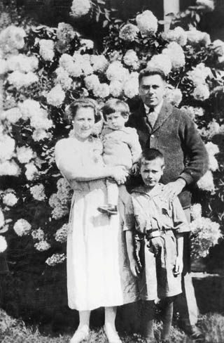 1925年,沙博理与父亲、母亲和妹妹在纽约合影
