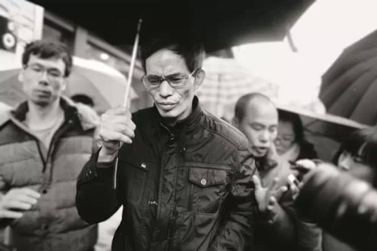 林森浩父亲林尊耀走出法庭。 图|CFP