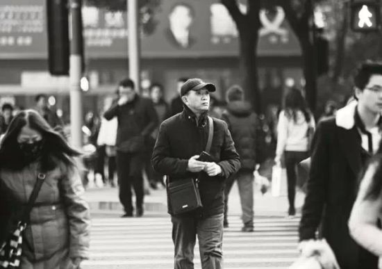12月8日,黄洋父亲黄国强抵达上海高院。当日,“复旦投毒案”在上海高院公开开庭二审。图|CFP