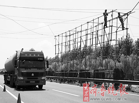高压线跨越高速路