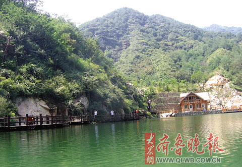 九如山中赏九瀑水帘洞内品神泉