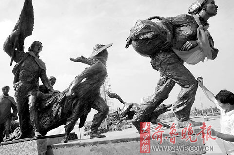 三组雕塑再现沂蒙精神