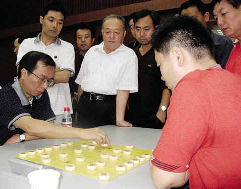 市民争睹国际大师下象棋
