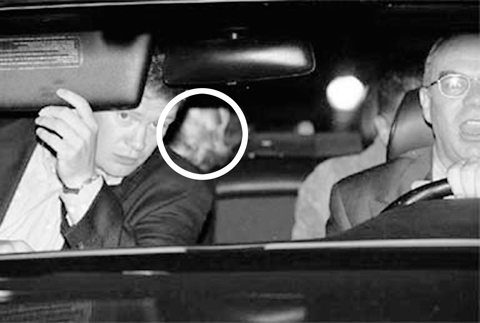 2日公布了狗仔队在戴安娜王妃生前最后时刻拍下的一组照片