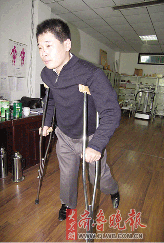 图①:许多残疾人使用拐杖的不规范方法.