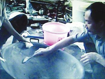 化粪池里掏秽物提炼金粉