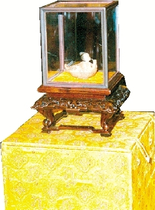   玻璃匣中藏有國寶佛牙舍利的飛天舍利盒