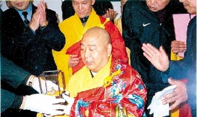   釋延佛法師接過佛牙舍利