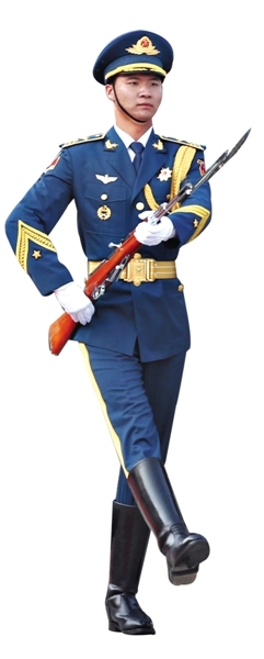 礼宾服(变化)   军靴:马靴改为长筒皮靴   服饰袖头:改为刺绣人