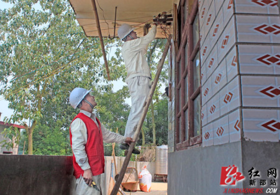 国网新邵供电公司在新田铺镇水尾村启动低压电