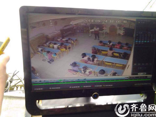 监控录像中,几名儿童被罚跪