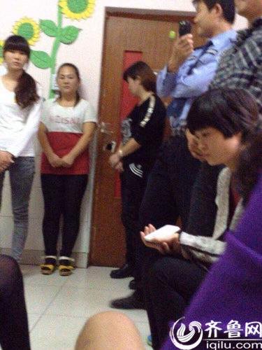 前来协调解决体罚事件的家长