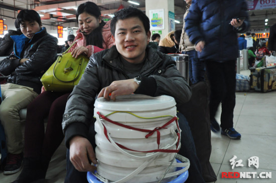 回家的礼物--红网记者春运首日见闻(组图)