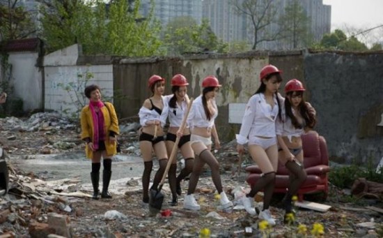 中国兴趣拆迁队街头拍女孩照被大妈批伤v兴趣性感性感对只女子图片