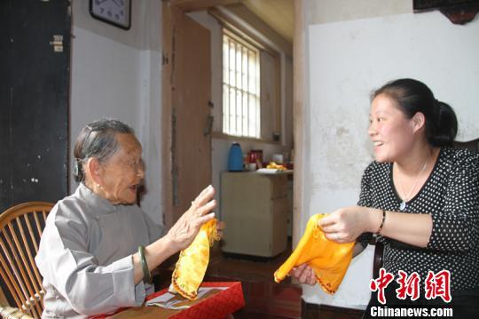 福建东山耄耋阿婆的针线"海峡情"