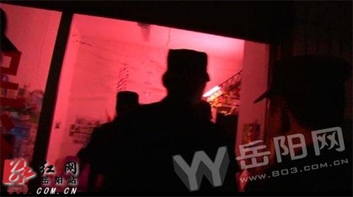 岳阳火车站铁帚扫黄警方现场抓捕站街女(图)