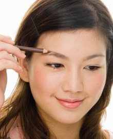 美研究称文眉等永久性化妆9成人有过敏反应