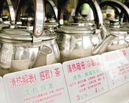 医生提醒盲目饮凉茶消暑可能产生肾毒反应(图)