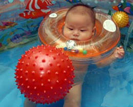 婴幼儿一出生学游泳有助于提高智商(图)
