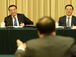 示将黑花生米扔杯中水变黑|人大代表|朱张金|黑