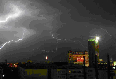 新疆库尔勒出现罕见强雷电天气