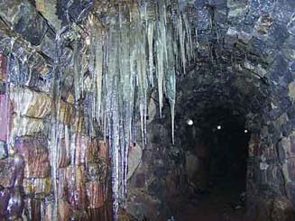 河南林州现两座怪山 夏天结冰冬天冒暖气