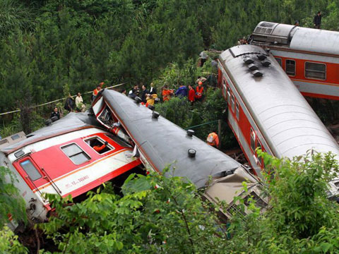 英国火车发生脱轨起火事故 8人受伤|货车|脱轨