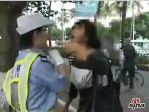 监控拍下男子横穿马路被撞飞瞬间|横穿马路