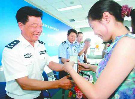 驾驶考试合格后 一个工作日内拿驾照