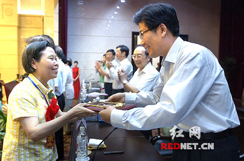 发挥中医药大省潜力 湖南举行中医药发展大会