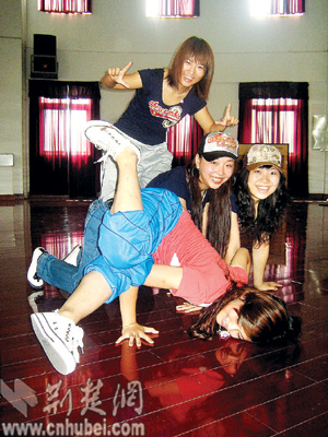 高校女生街舞之恋(图)