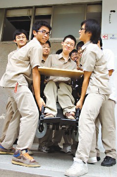 新竹高中生肌肉萎缩不气馁