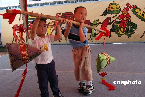 图:台湾儿童体味端午粽叶情