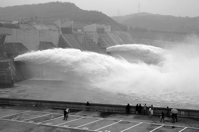 千年洪水来了小浪底也扛得住,但黄河下游发生大洪水的几率却在加大 西霞院水库昨日开闸放水 其大坝比小浪底的还长一倍,能改善下游供水条件