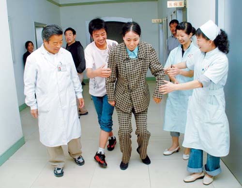 孝心爱心相佑张晓妈妈迈出第一步