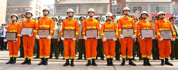 全国首支明星志愿消防队在长沙揭牌成立(组图