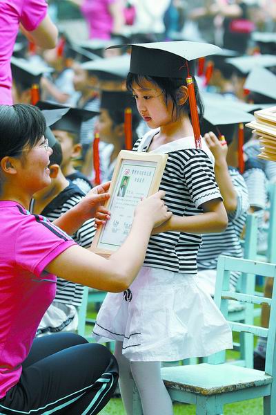 郑州市实验幼儿园近300名小朋友领到了幼儿园毕业证,很多小朋友在即将