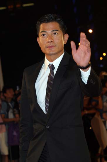 快讯:郭富城黑西装助阵上海电影节闭幕式