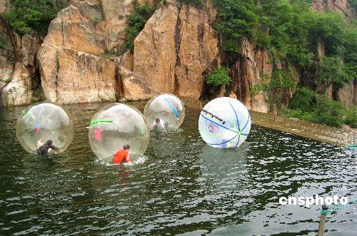 图:连云港渔湾景区水上步行球玩到堤坝上