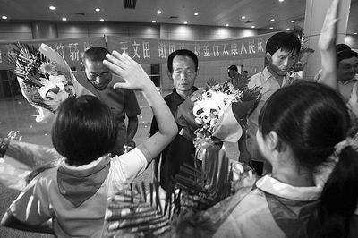 断桥上救人三英雄乘机返乡 机票由太康县政府