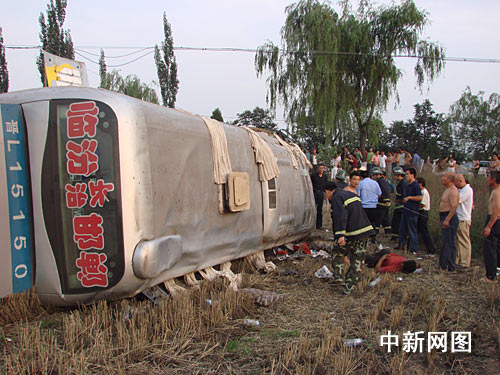 山西翼城县南卫村段发生车祸