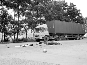 惠阳区交通大队的交警正在勘察